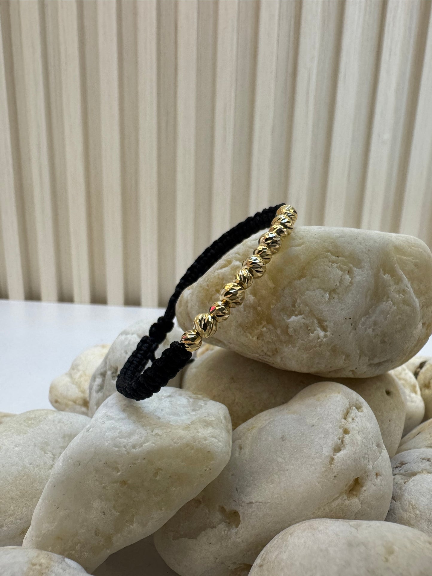 Pulsera tejida con balines
