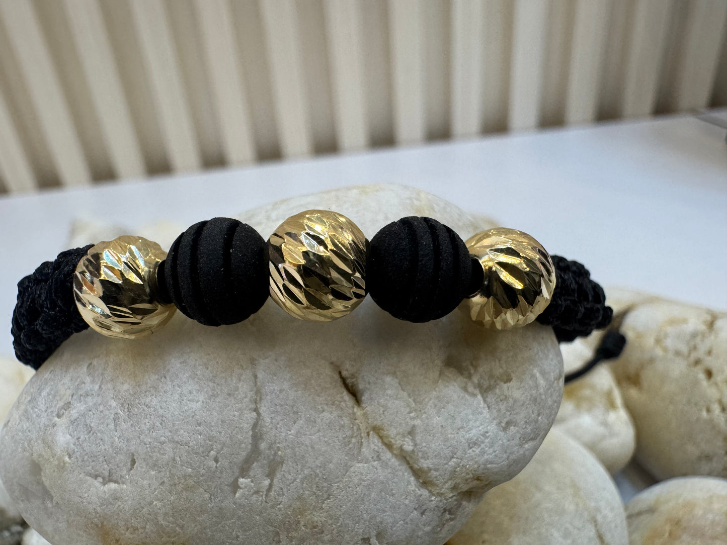 Pulsera tejida con balines