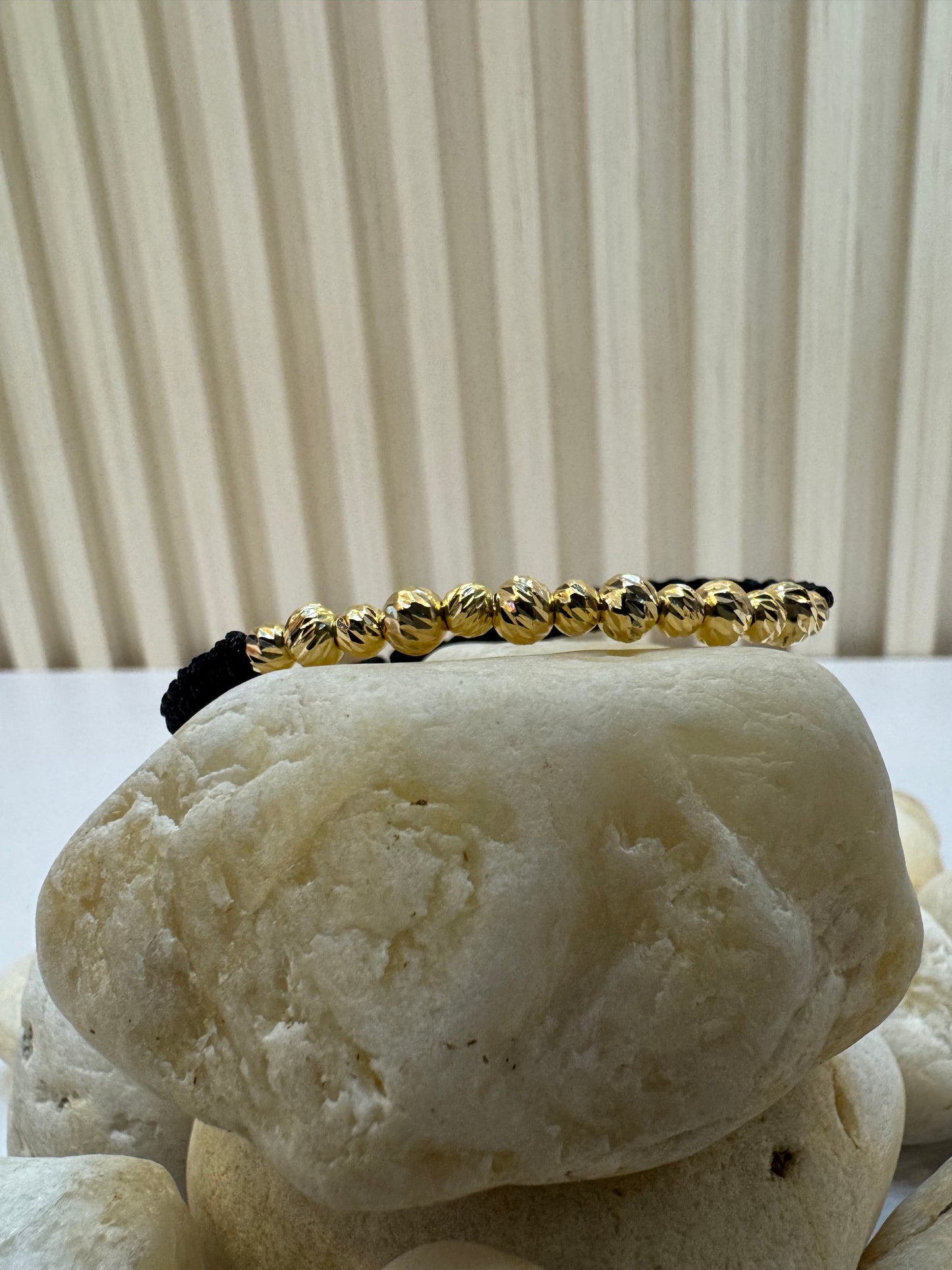 Pulsera tejida con balines