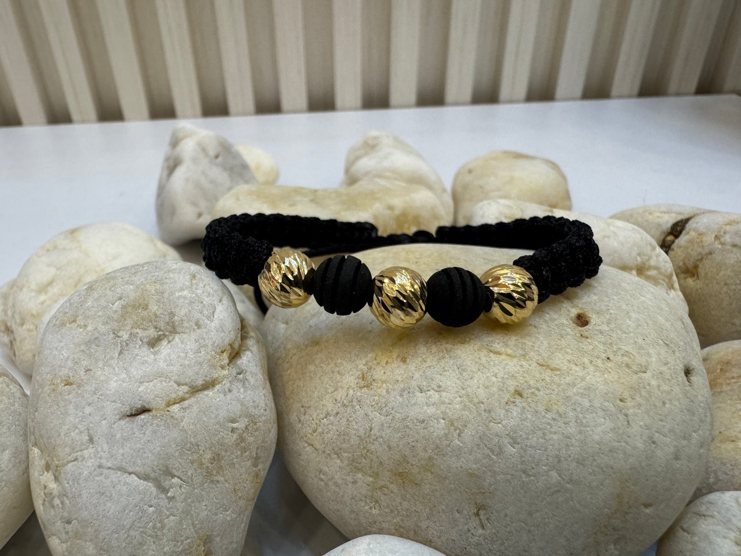 Pulsera tejida con balines